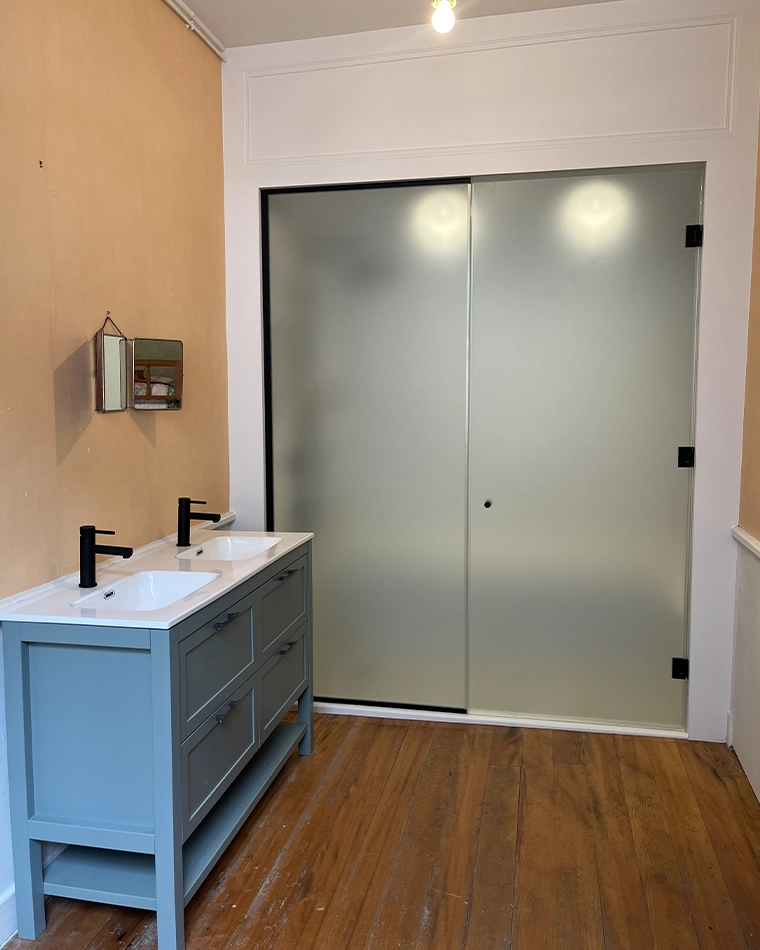 projet-renovation-salle-bains-douche-myotte-APRES Rénovation complète d'une salle de bains par Myotte dans le Doubs (25), photo après cuvette