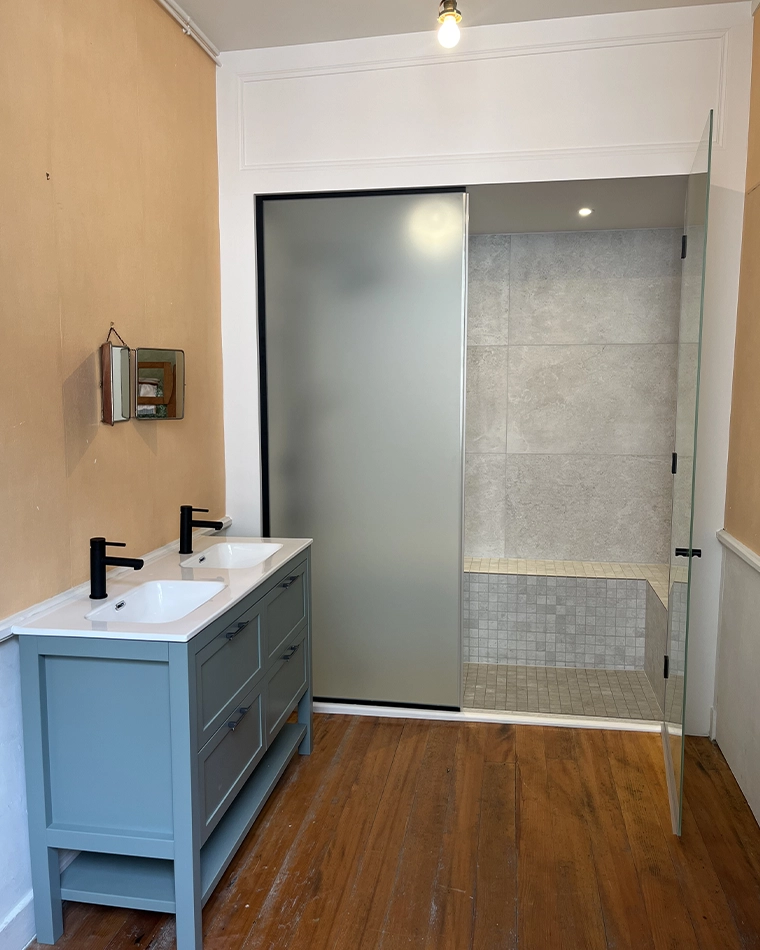 projet-renovation-salle-bains-douche-myotte-APRES Rénovation complète d'une salle de bains par Myotte dans le Doubs (25), photo après