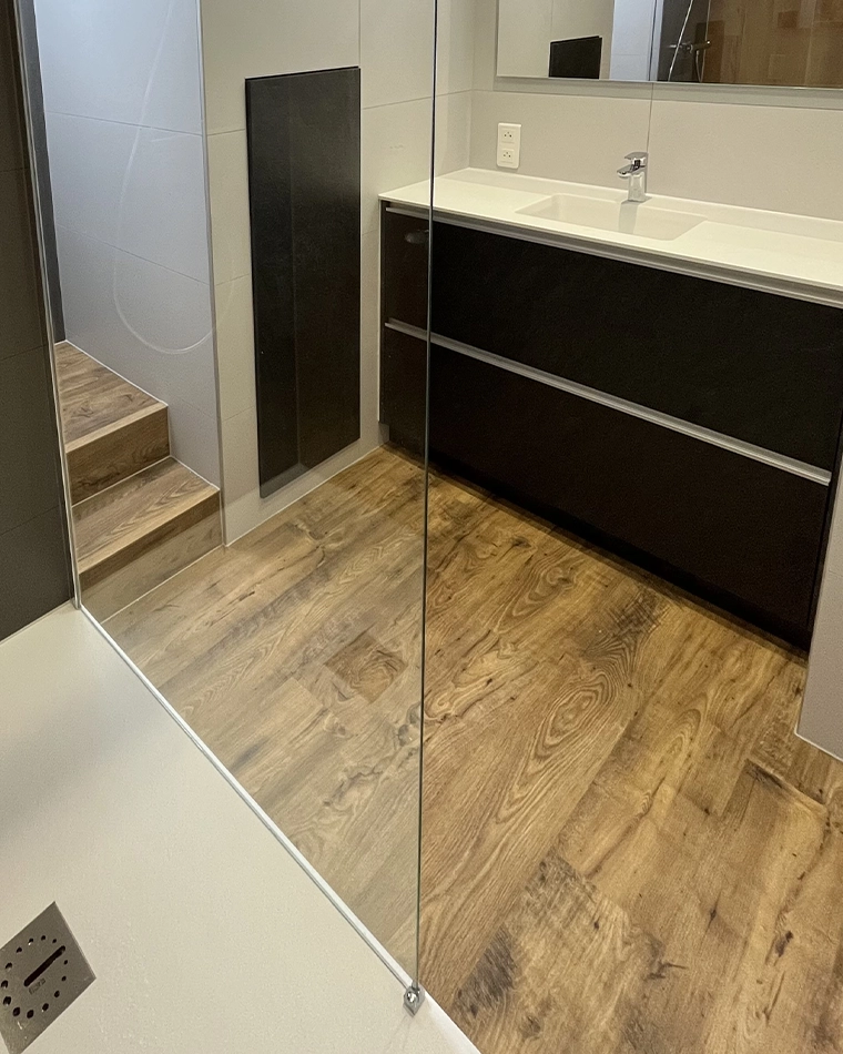 projet-renovation-salle-bains-douche-myotte-APRES Rénovation complète d'une salle de bains par Myotte dans le Doubs (25), photo après cuvette