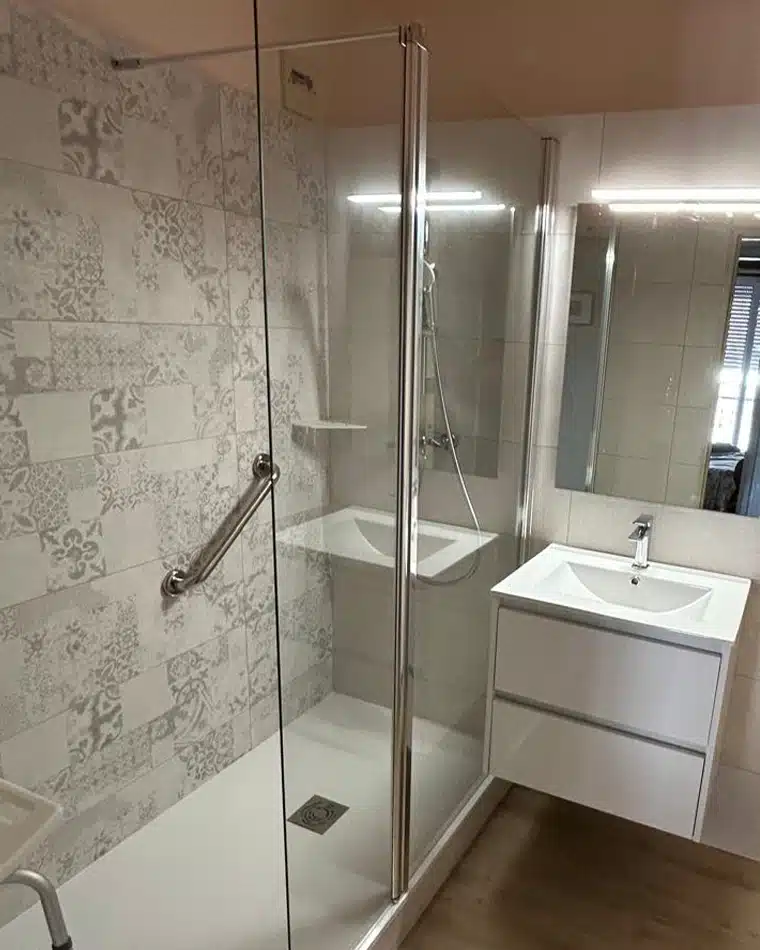salle de bains classique art déco par Bailloeuil sur Perpignan (66), photo après colonne de douche