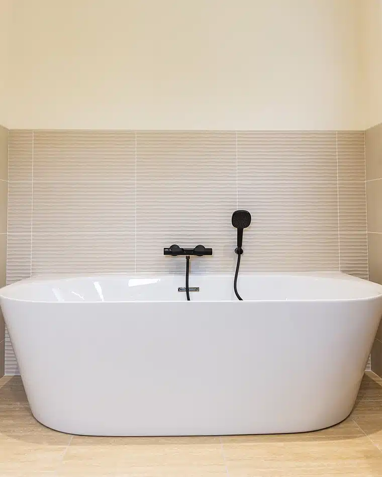 projet-renovation-salle-bains-douche-PERRY-POUMIRAU-APRES salle de bains classique art déco par Bailloeuil sur Perpignan (66), photo après sèche serviette
