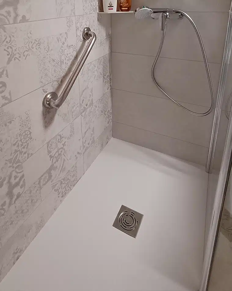 salle de bains classique art déco par Bailloeuil sur Perpignan (66), photo après sèche serviette