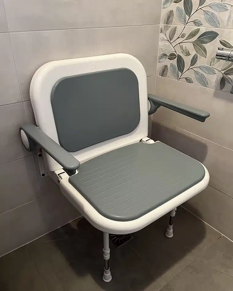 Rénovation complète d'une salle de bains par Myotte dans le Doubs (25), photo après cuvette