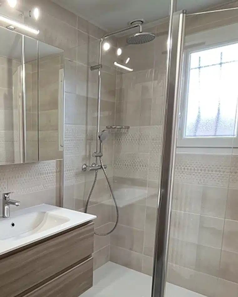 Rénovation complète d'une salle de bains par Myotte dans le Doubs (25), photo après cuvette