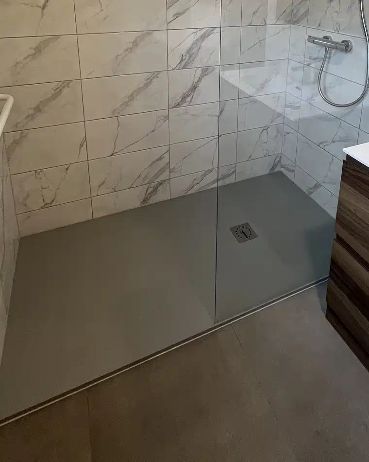 Rénovation complète d'une salle de bains par Myotte dans le Doubs (25), photo après cuvette