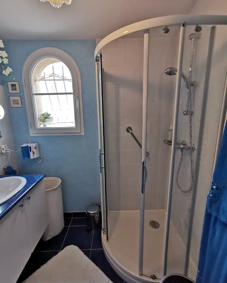 projet-renovation-salle-bains-douche-S2ED-AVANT salle de bains chic et contemporaine par S2ED sur Poitiers (86), photo après