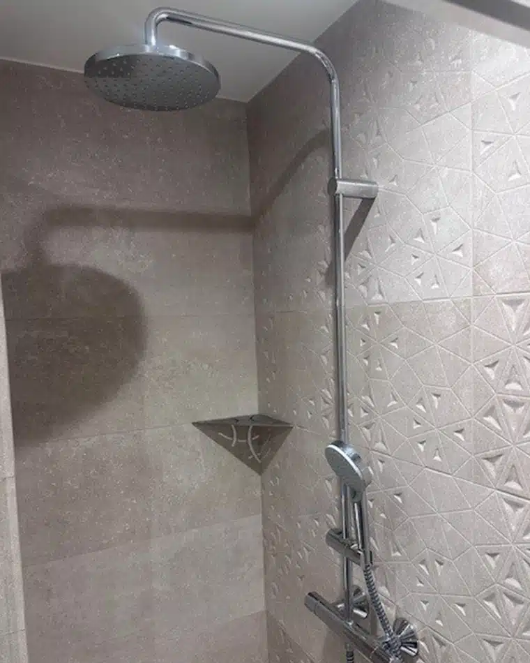 rénovation salle de bain, par Dalmasso sur Antibes (06), photo tablette design