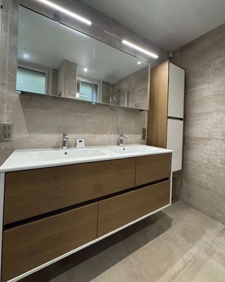 Rénovation complète d'une salle de bains par Myotte dans le Doubs (25), photo après cuvette