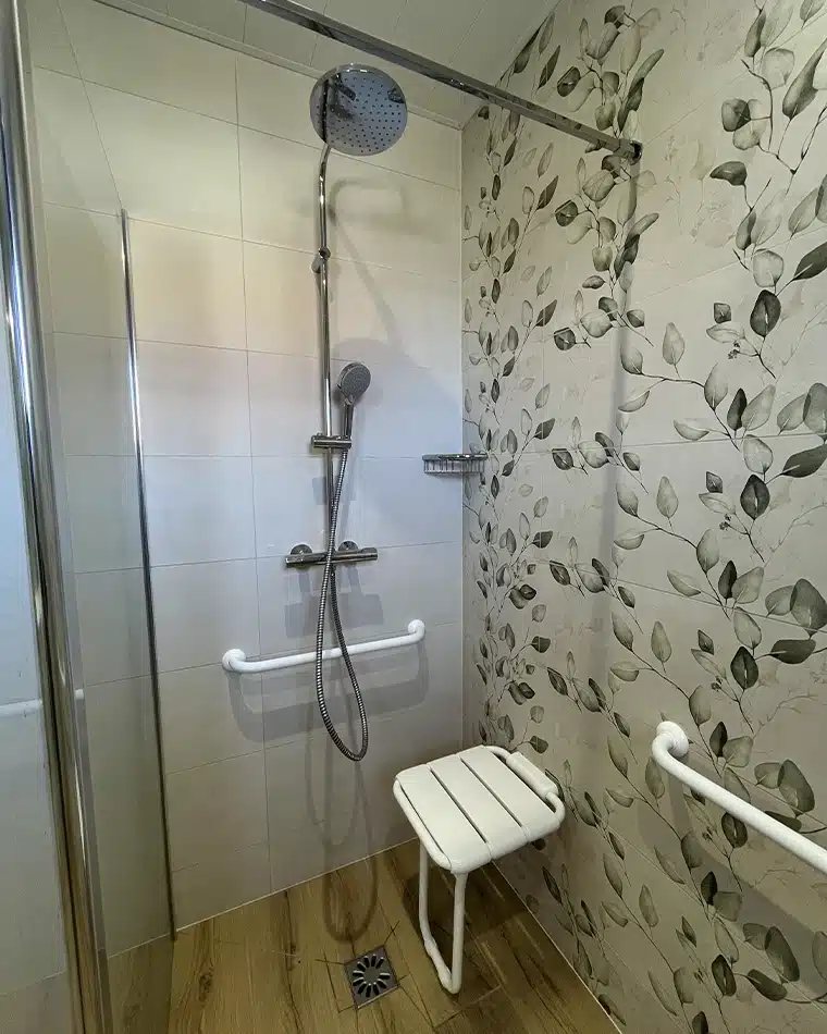 Rénovation complète d'une salle de bains par Myotte dans le Doubs (25), photo après cuvette