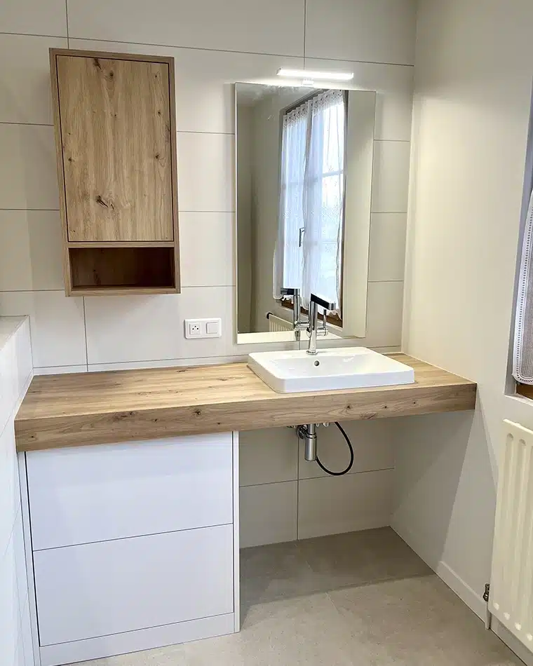 Rénovation complète d'une salle de bains par Myotte dans le Doubs (25), photo après cuvette