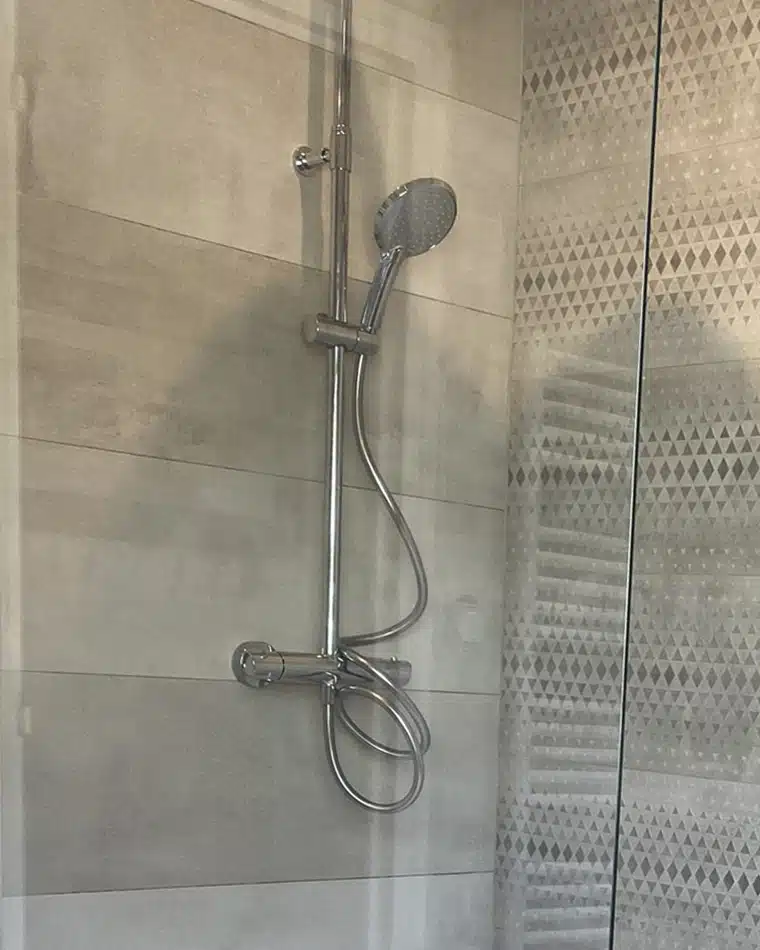 Rénovation complète d'une salle de bains par Myotte dans le Doubs (25), photo après cuvette